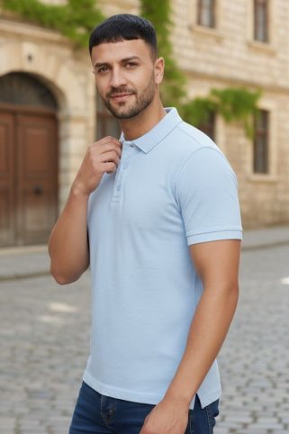 Moderna polo majica – bočni pogled u Standard Fit kroju, idealna za elegantan svakodnevni izgled.