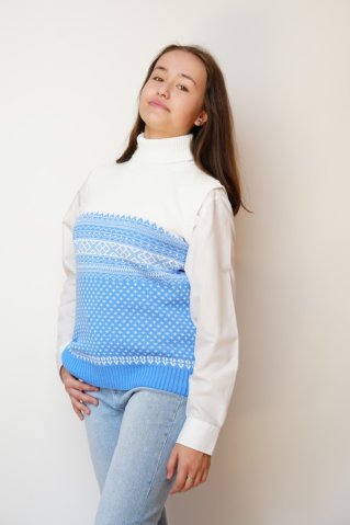 Svetlo modra ženska pletena rolka – telovnik z norveškim vzorcem – Aera-BB