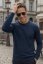 Ležerno stojeći muškarac u navy puloveru Kocka, elegantan smart-casual izgled