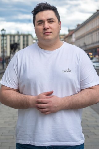 Bijela muška majica u većim veličinama