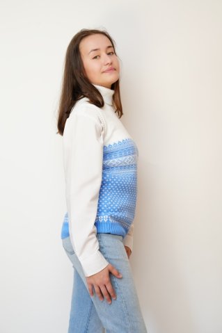 Svetlo modra ženska pletena rolka – telovnik z norveškim vzorcem – Aera-BB