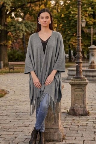 Ženski pleteni pončo s resicama