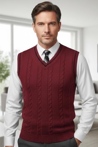 Detail pletenej vínovej vesty Ewident s vrkočovým vzorom na mužovi v bielej košeli