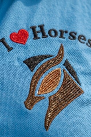 Detalj veza na konjičkoj polo majici Ewident Lovehorse.