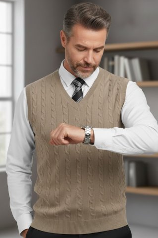 Vestă tricotată bej bărbați CrimBB într-o ținută elegantă de birou