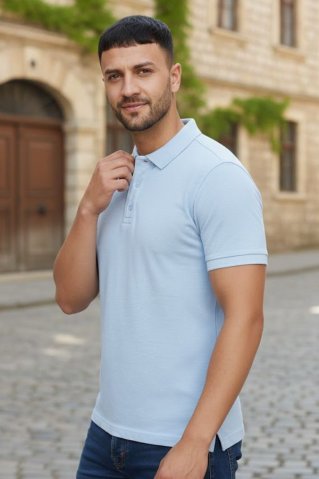 Tricou polo stilat – vedere laterală în croială Standard Fit,r, ideal pentru un aspect elegant de zi cu zi.