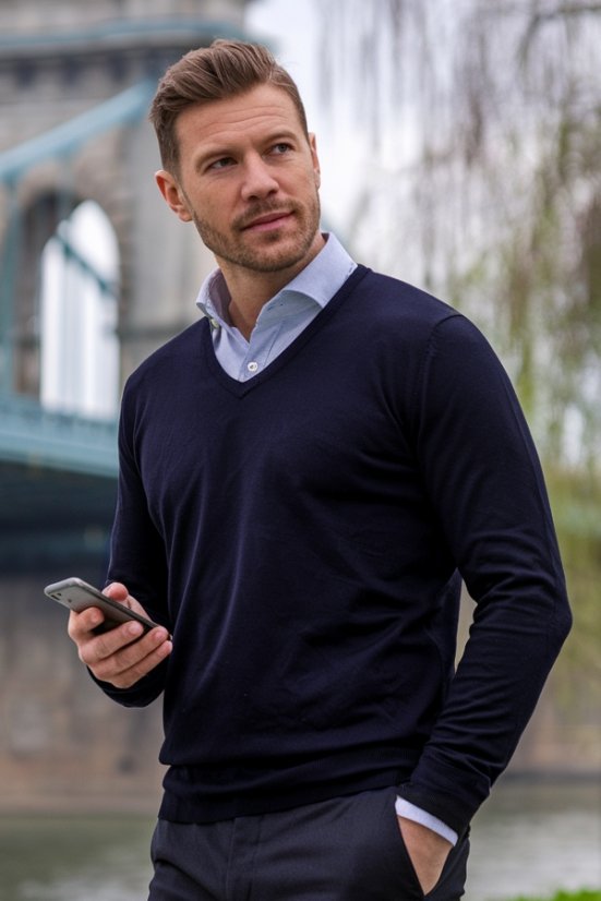 Pulover s V izrezom navy 950