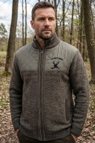 Pánsky zelený poľovnícky sveter Ewident ORION-AZhunt oblečený na mužovi v lese