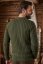 Rückansicht des Ewident Herren-Strickpullovers in Olivgrün mit Rippenmuster.