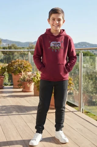 Chlapec v bordovej detskej teplákovej súprave Minecraft