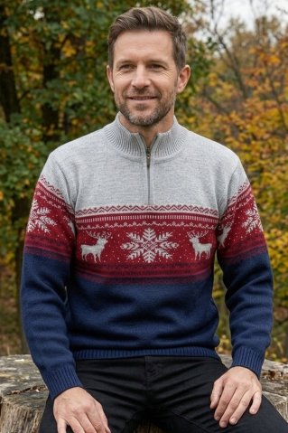 Męski sweter dzianinowy we wzór norweski z jeleniem, z zamkiem pod szyją i w trójkolorowym fasonie, sfotografowany na mężczyźnie w plenerze.