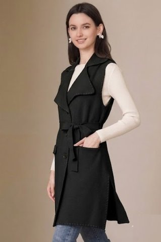 Pleten brezrokavnik z žepi, gumbi in pasom