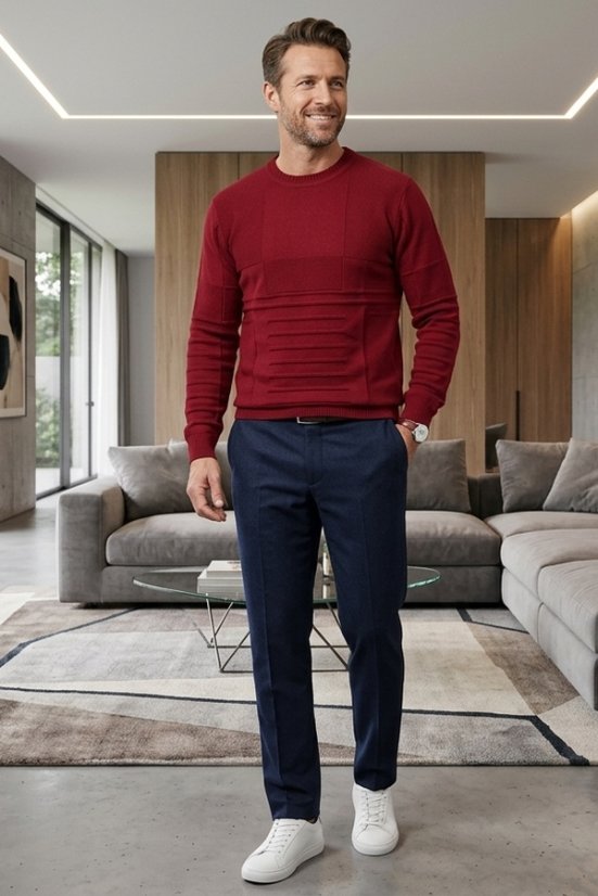 Stilski muškarac u modernom interijeru u udobnom bordo puloveru s kožnim satom