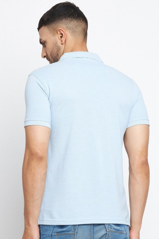Moderna polo majica – pogled na leđa u Standard Fit kroju, idealna za elegantan svakodnevni izgled.
