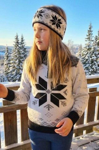Teplo a štýl na horách: dievčenský sveter s útulným nórskym vzorom. Teplo a štýl na horách: dievčenský sveter s útulným nórskym vzorom.