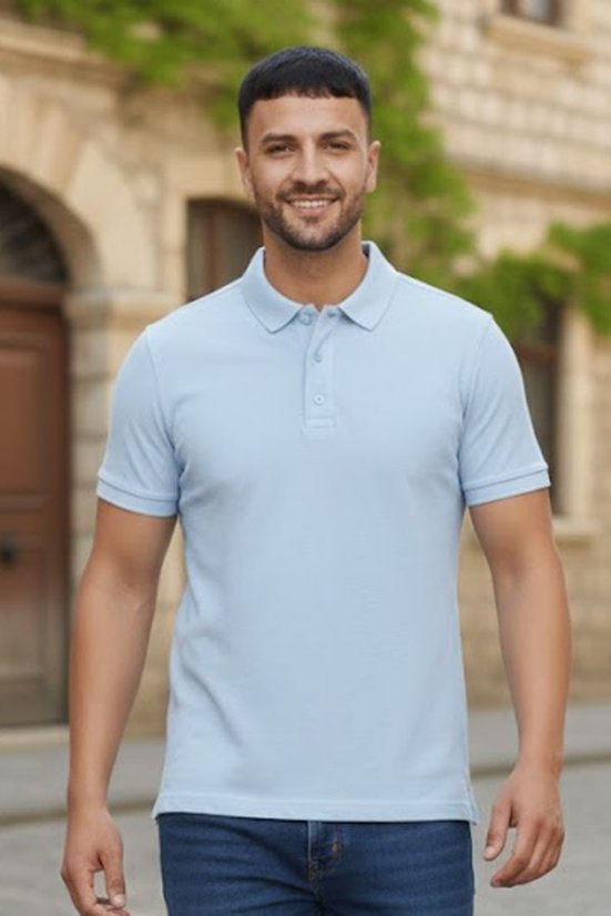 Moderna polo majica Standard Fit kroja, idealna za elegantan svakodnevni izgled.