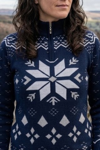 Damski sweter z norweskim wzorem Ewident Gracia – szczegółowy widok granatowego troyera zimowego z płatkiem śniegu