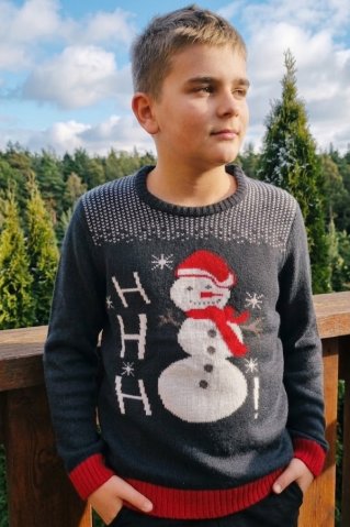 Copil într-un pulover de Crăciun albastru închis cu om de zăpadă și inscripția HO HO HO