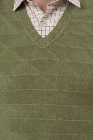 Muž v pánskej khaki poľovníckej veste Lojzo BB s V-výstrihom.