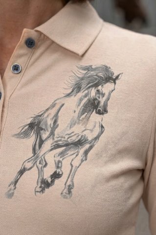 Detalj tiska na bež konjičkoj polo majici Ewident Horselo.