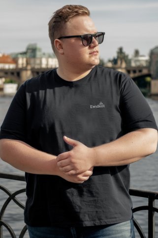 Crna muška majica u većim veličinama