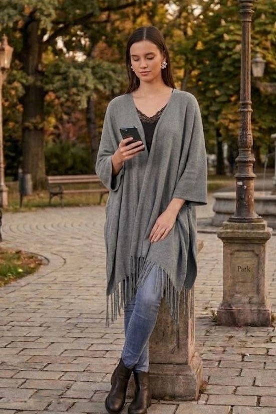 Ženski pleteni pončo s resicama