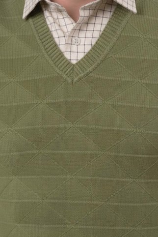 Muškarac u muškom lovačkom prsluku Lojzo BB kaki boje s V-izrezom.