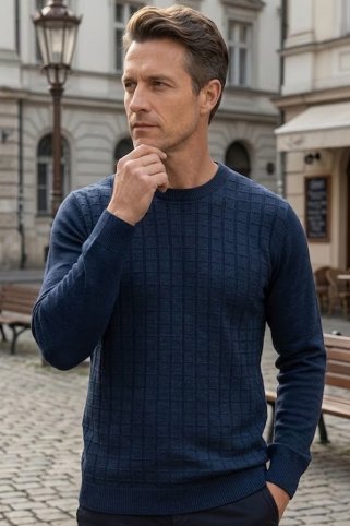 Muški tamnoplavi pleteni pulover Kocka na muškarcu u ležernoj pozi, smart-casual stil