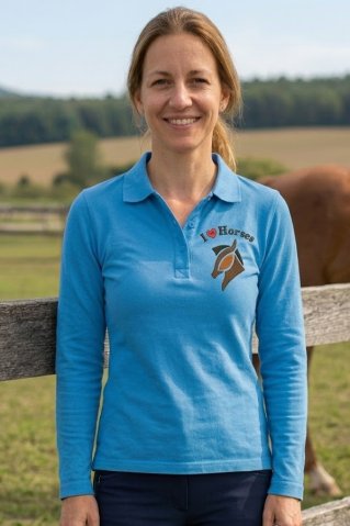 Jahačica u svjetloplavoj konjičkoj polo majici Ewident Lovehorse u prirodi.