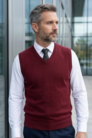 Elegancka męska kamizelka dzianinowa w kolorze bordowym w połączeniu z elegancką białą koszulą marki Ewident.