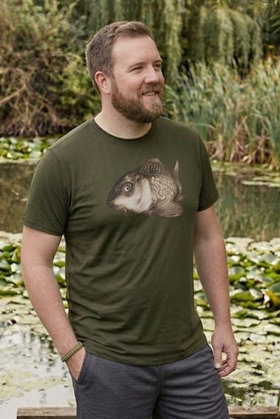 Ribolovna majica s šaranom – jedinstveni dizajn i udobnost