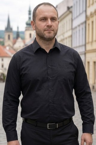 Elegantná pánska čierna spoločenská košeľa s vreckom v nadrozmerných veľkostiach 3XL až 6XL Elegantná pánska čierna spoločenská košeľa s vreckom v nadrozmerných veľkostiach 3XL až 6XL