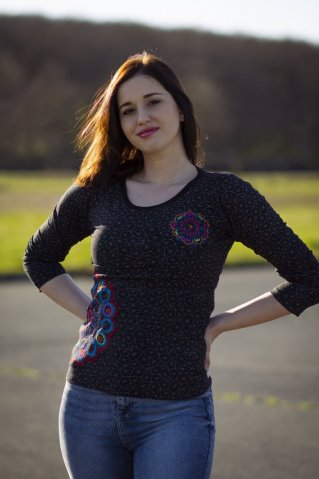 Tričko  s vyšívaným motívom Kvet grafit