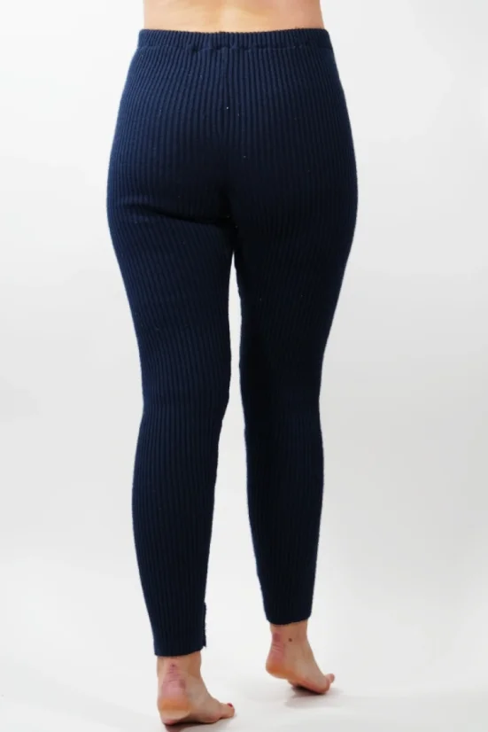 Modre pletene pajkice, ki se popolnoma prilegajo postavi