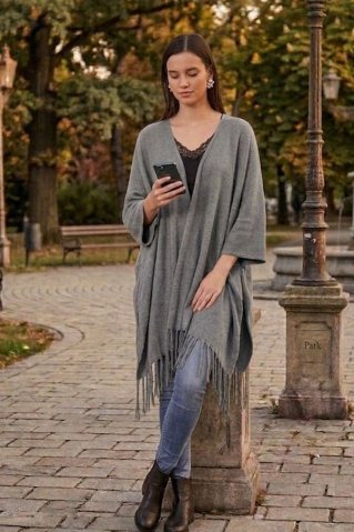 Ženski pleten pončo z resicami