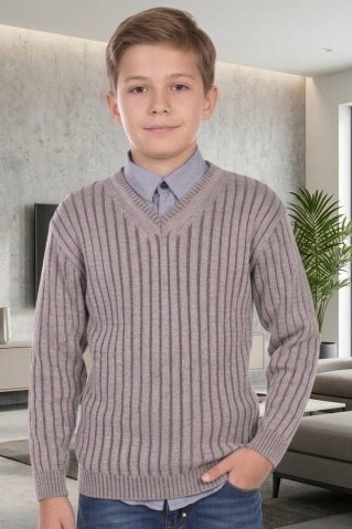 Dječak u modernom prugastom puloveru smeđe-prirodne boje s V-izrezom, ispod kojeg nosi plavu košulju.