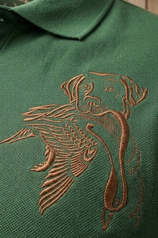 Detail výšivky pánskej zelenej poľovníckej polokošele Ewident Dog.