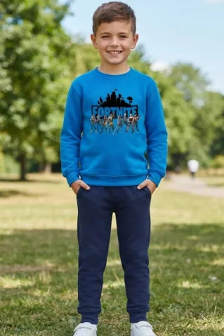 Chlapec v modrej detskej teplákovej súprave Fortnite