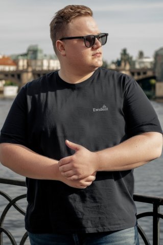 Crna muška majica u većim veličinama