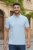 Tricou polo stilat în croială Standard Fit, cu dungi albe pe manșete și guler, ideal pentru un aspect elegant de zi cu zi.