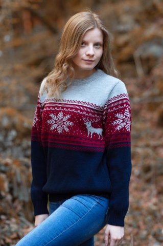 Damski norweski sweter wełniany Nera – motyw jelenia, niebieski