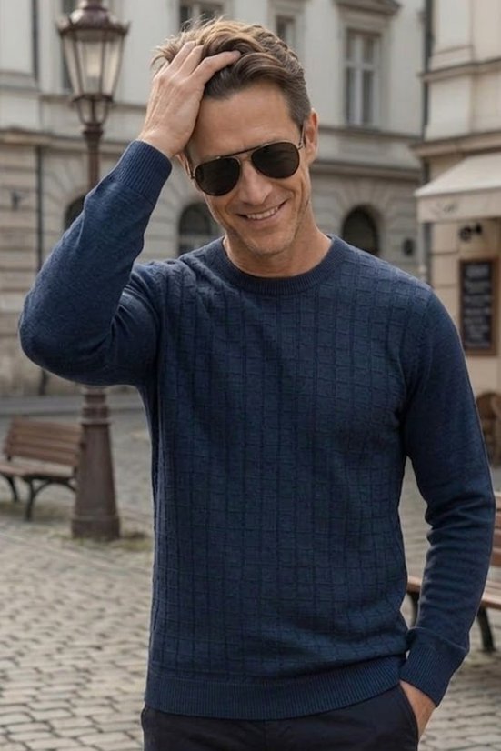 Ležerno stojeći muškarac u navy puloveru Kocka, elegantan smart-casual izgled