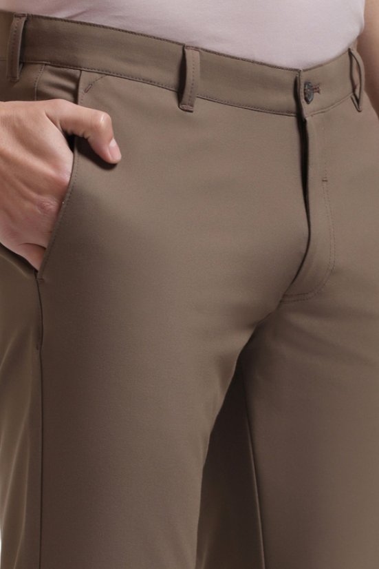 Elegantne smeđe chino hlače