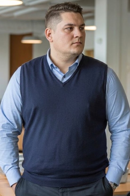 Pánska tmavomodrá pletená vesta s V-výstrihom Ewident na svetlomodrej košeli, Regular fit.