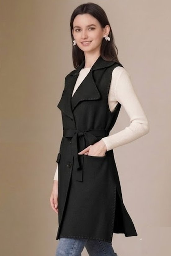 Pleten brezrokavnik z žepi, gumbi in pasom