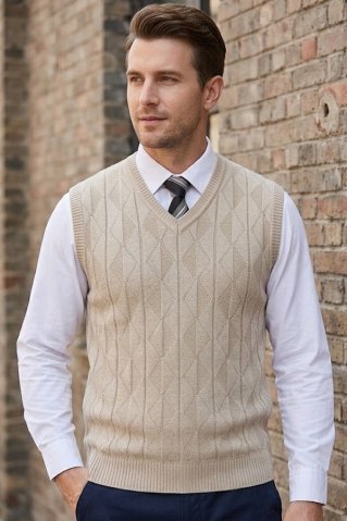 Herren-Strickweste mit Rautenmuster, getragen von einem Mann mit weißem Hemd – die ideale Vorstellung von einem eleganten Outfit.