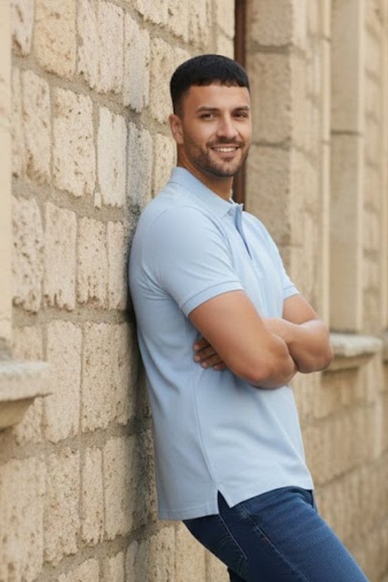 Moderna polo majica – bočni pogled u Standard Fit kroju, idealna za elegantan svakodnevni izgled.