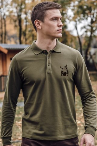 Lovac u zelenoj lovačkoj polo majici Ewident Huntingart u prirodi.
